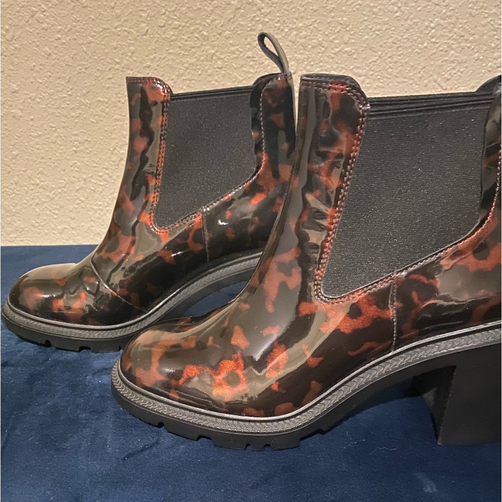 Patent leather Chelsea animal print boot